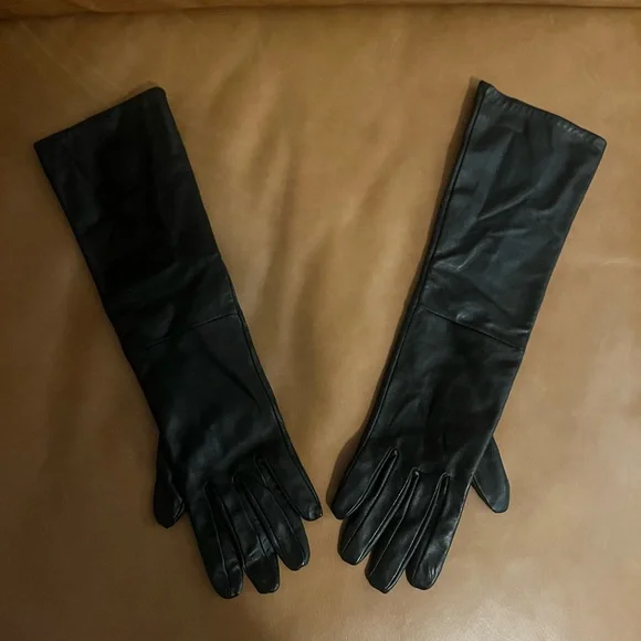 Elegant Black Leather Gloves - Picture 1 of 4